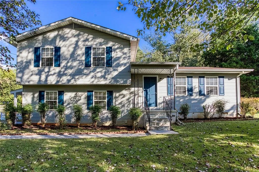 3 bed, 2.0 bath, 1824 sqft, $2,350 — Photo 1