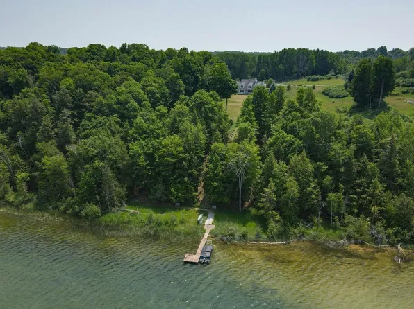 3958 Deer Ridge Trl, Beulah, MI 49617