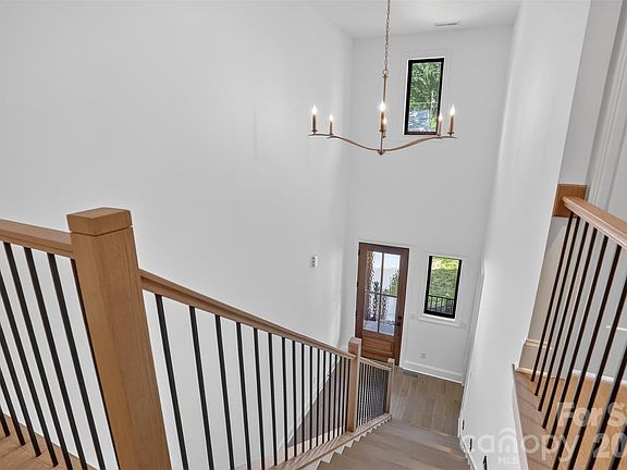 5th image of 417 W Cama St