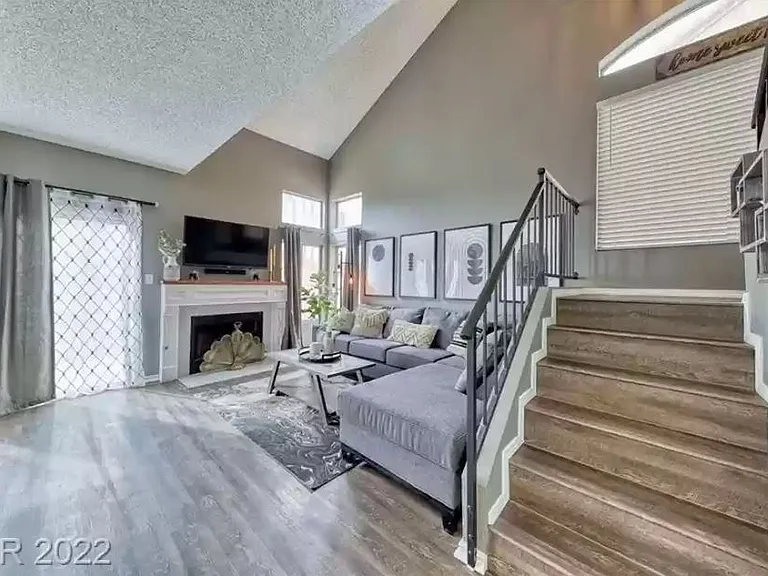 533 Meadbury Dr — Photo 4