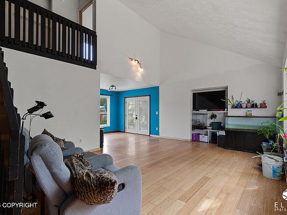 5th image of 1001 S Woodcrest Cir