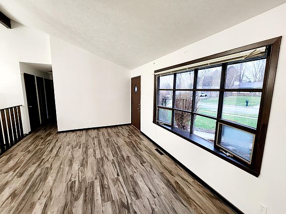 3rd image of 4423 Applewood Ln