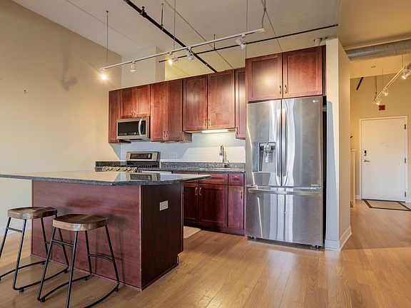 4th image of 833 W 15th Pl Unit 807