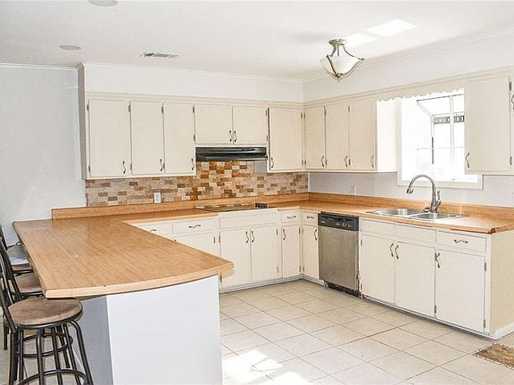 2nd image of 109 Alida St