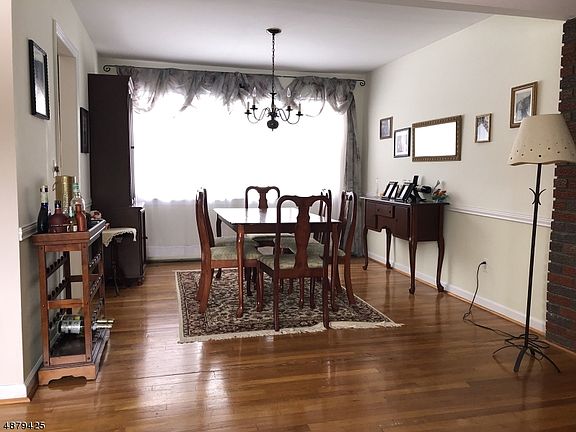 5th image of 115 Castlewood Trl