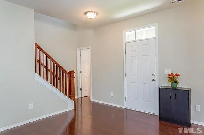 213 Seymour Pl — Photo 9