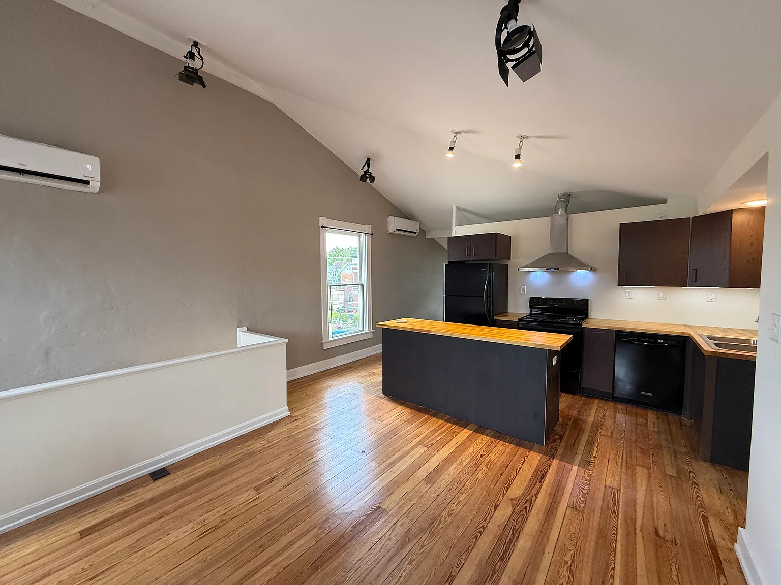 2 bed, 900 sqft, $1,800 — Photo 3