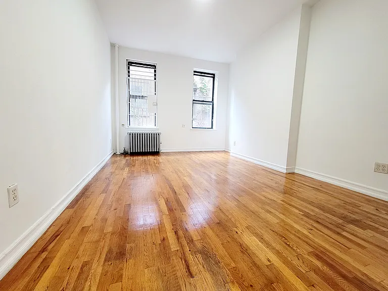 215 E 25th St #2P — Photo 1