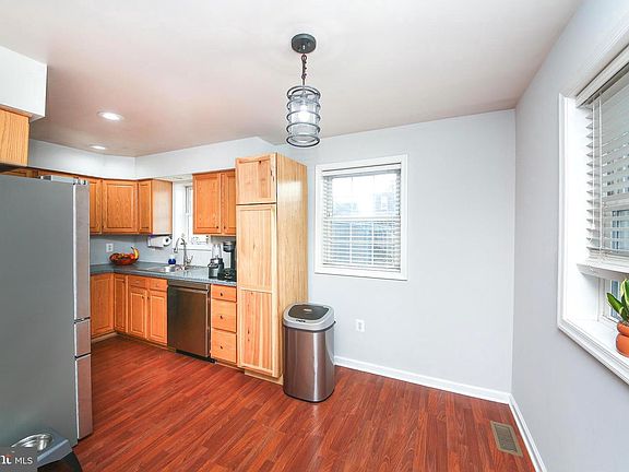 3rd image of 404 Cherry St