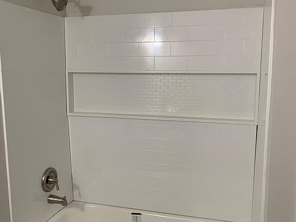4th image of 389 Richmond Ave #1