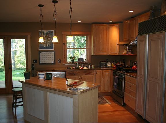 Kitchen, lots of wood/light