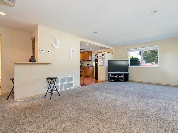 3rd image of 2285 Linda Ln