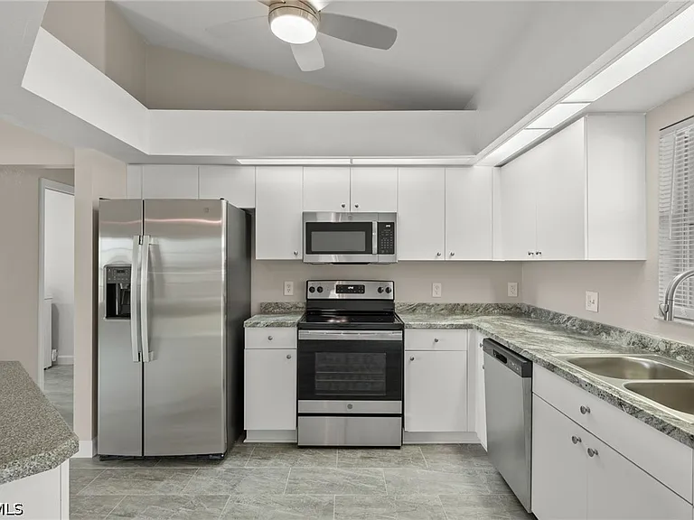 3919 SW 14th Ave — Photo 10