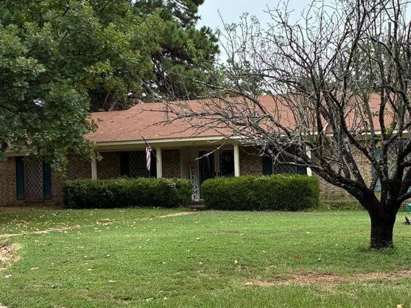 10 Holiday Ln, Texarkana, TX 75503