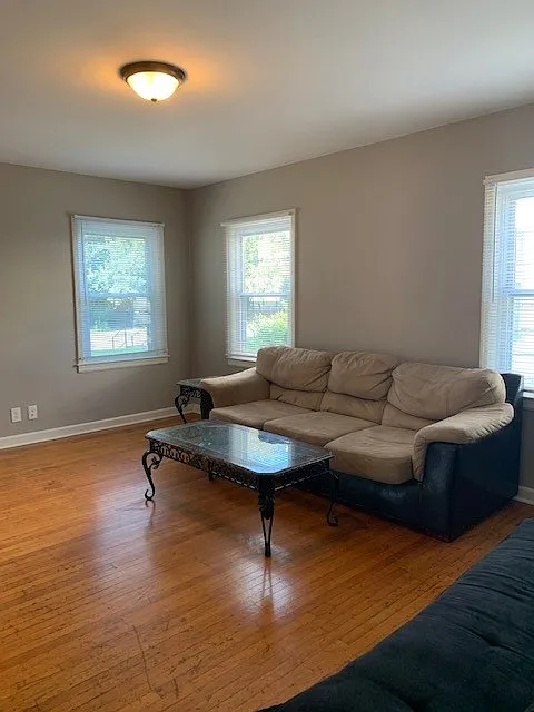 5 bed, 2692 sqft, $4,100 — Photo 3