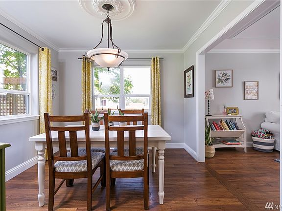 Nicely sized dining room, connected to the living room and kitchen.