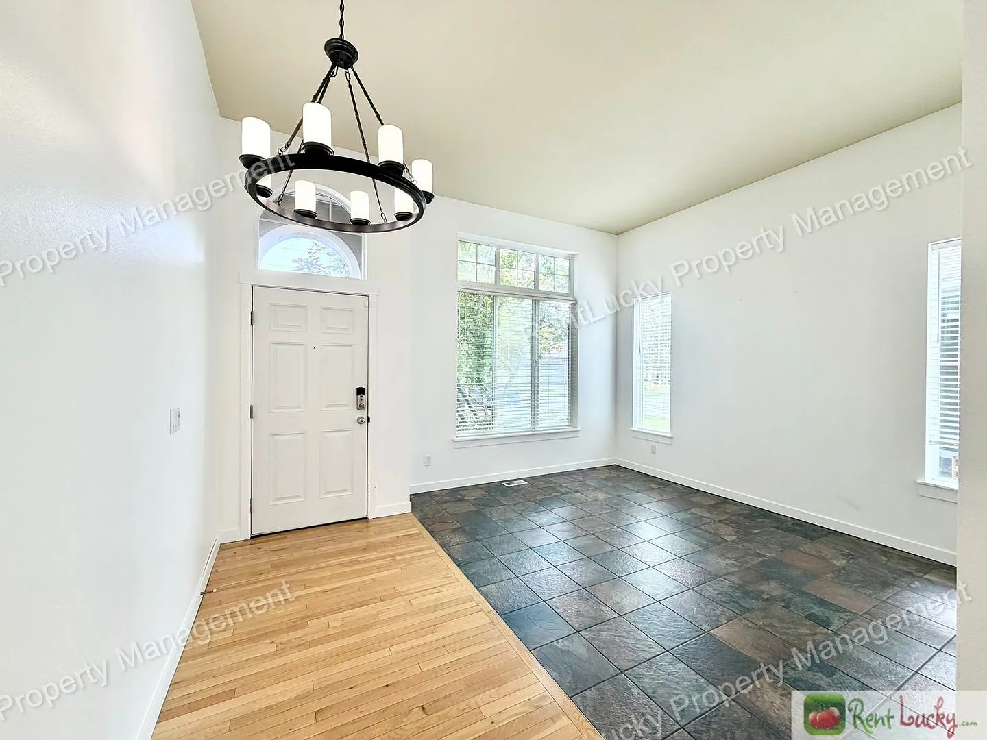 Fantastic 5 Bedroom in Bothell w/ Modern Kitchen and Bonus Area! — Photo 2