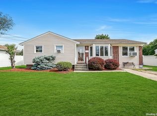 31 Florida St, Deer Park, NY 11729