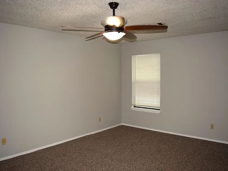 121 Perth Ct — Photo 13