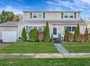 15 Macon Street, Lindenhurst, NY 11757
