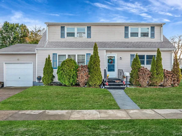 15 Macon Street, Lindenhurst, NY 11757