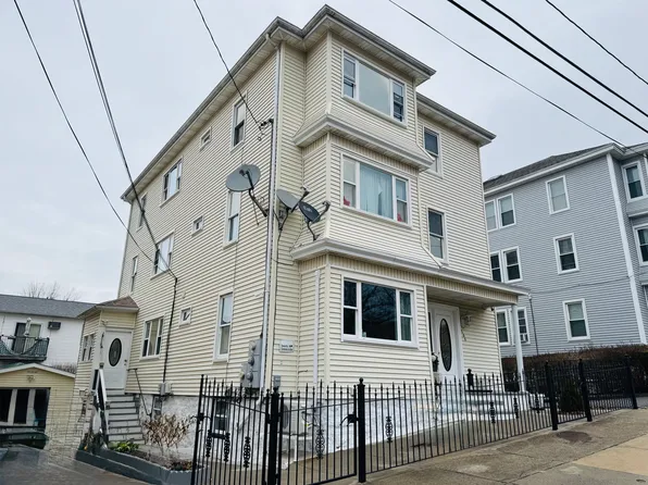 166 Bradford Ave #3, Fall River, MA 02721