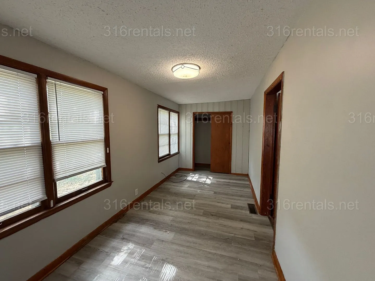 $1299 - 3 bed 1 bath - Single Family Home — Photo 2