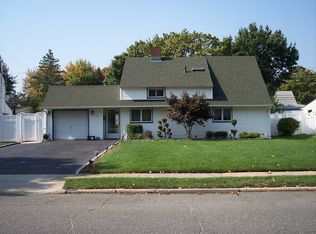 196 Red Maple Dr E, Levittown, NY 11756