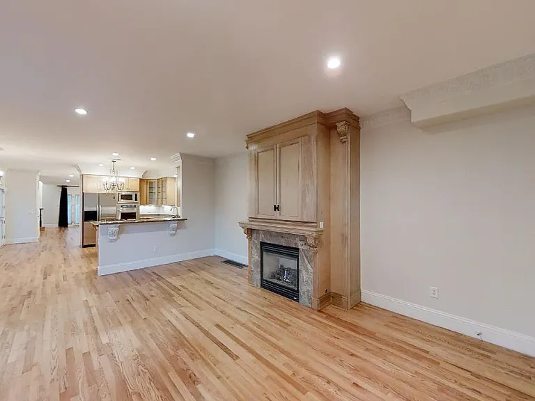 545 Monroe St — Photo 13