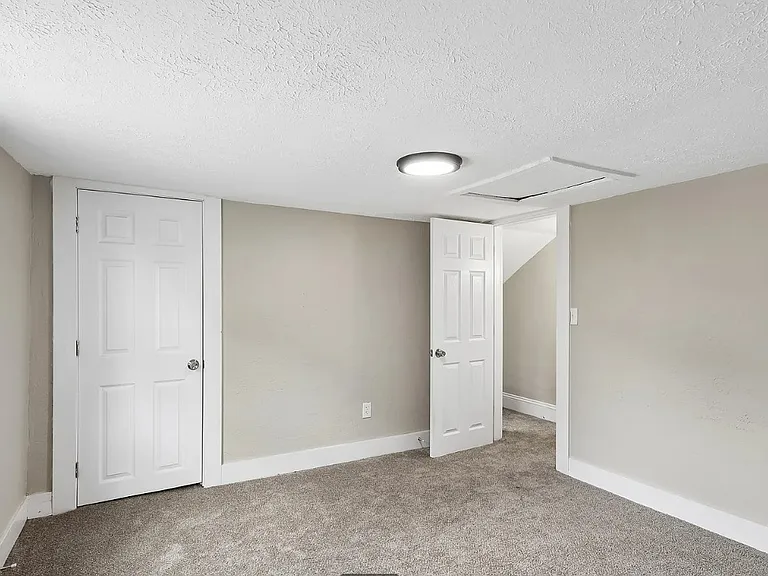 133 E North St — Photo 25