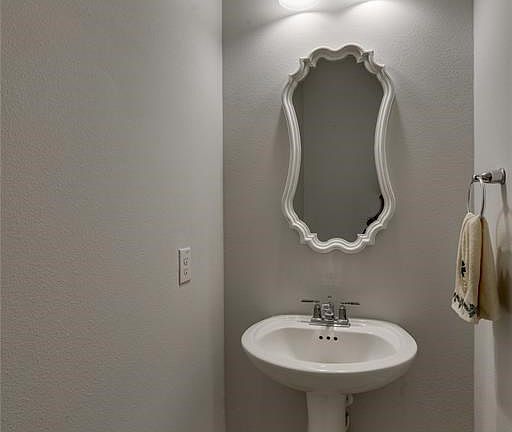 3rd image of 1601 Hardeman Ln