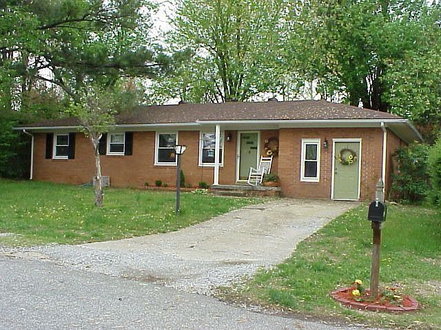 1st image of 302 Alvey Dr