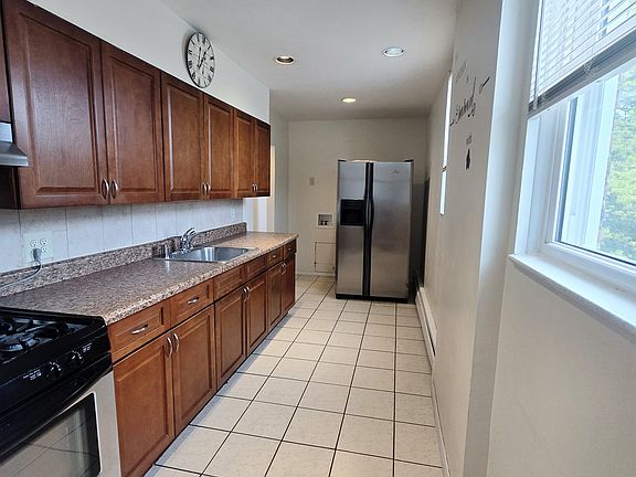 2nd image of 1395 Kearney Ave #2F