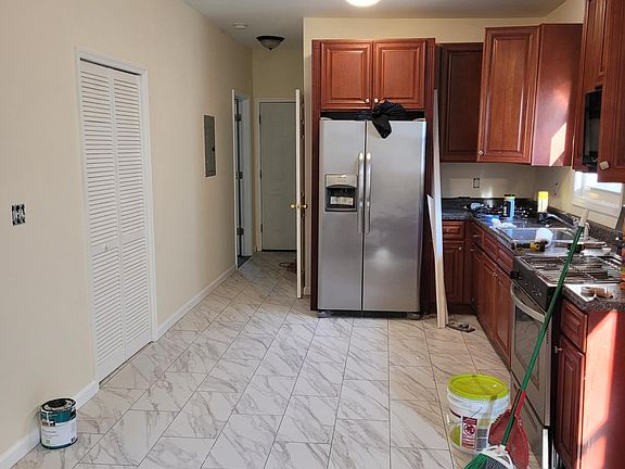 3rd image of 16 Seymour Ave Floor 2