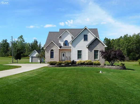 10102 Fenton Rd, Fenton, MI 48430