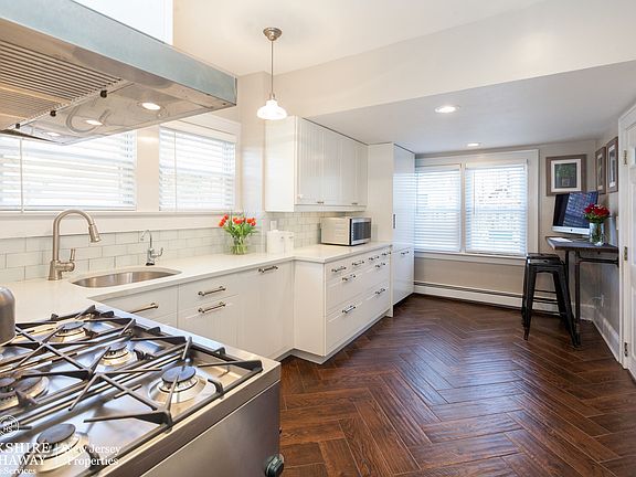 Beautiful up-dated kitchen