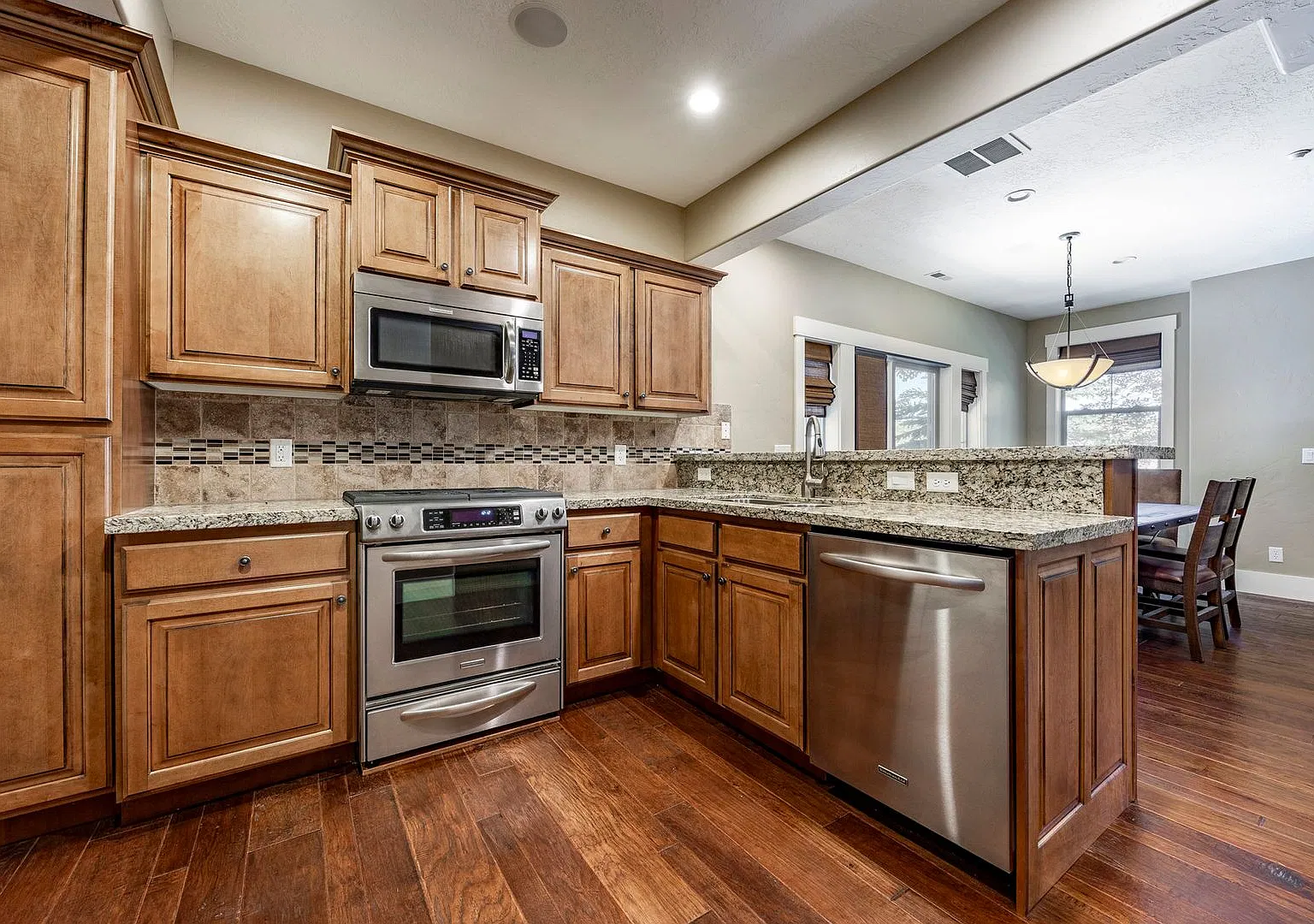 Fully Furnished Mountain Modern Twin Home Steps From Clubhouse Amenities — Photo 3