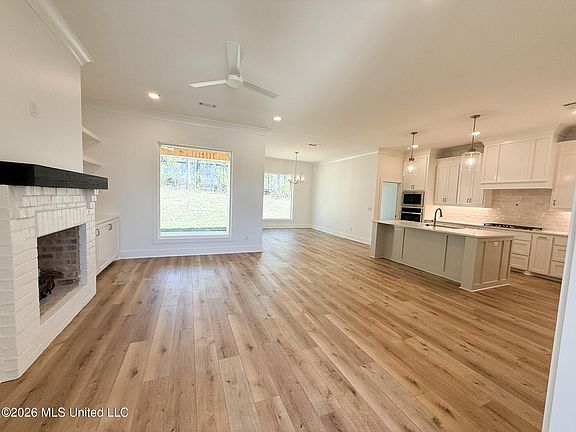 5th image of 348 Oakville Cir