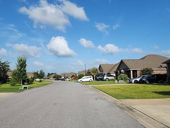 4th image of 414 Chickadee St