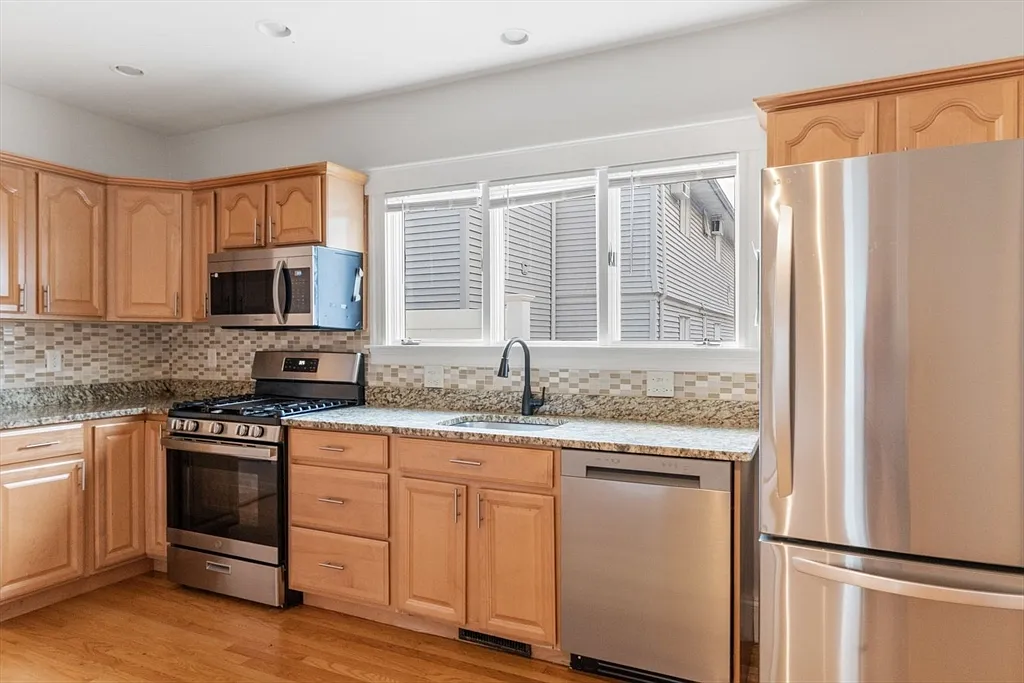 2 bed, 1.0 bath, 988 sqft, $3,000 — Photo 2