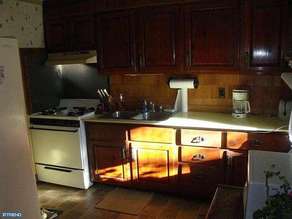 4th image of 202 Morris St