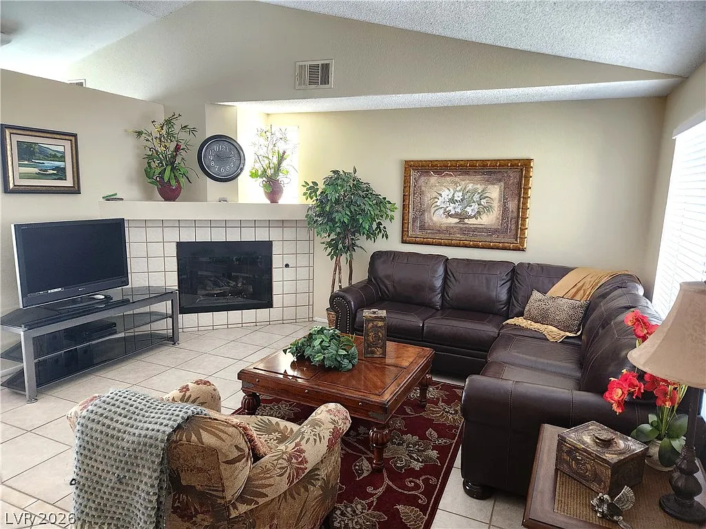 3 bed, 2.0 bath, 1444 sqft, $3,600 — Photo 2