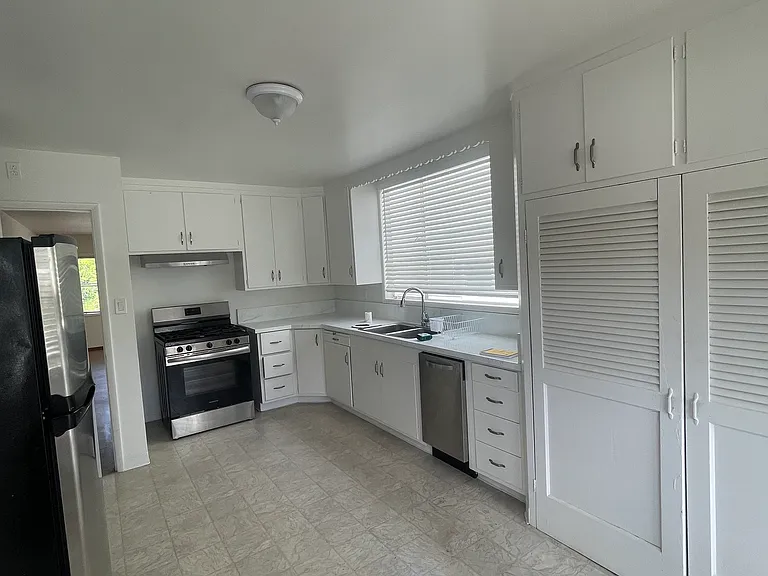 Kitchen - washer and drier behind louvered doors