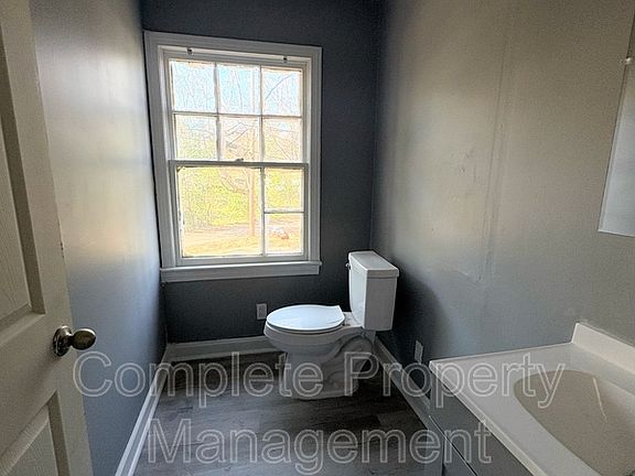 4th image of 604 Lexington St