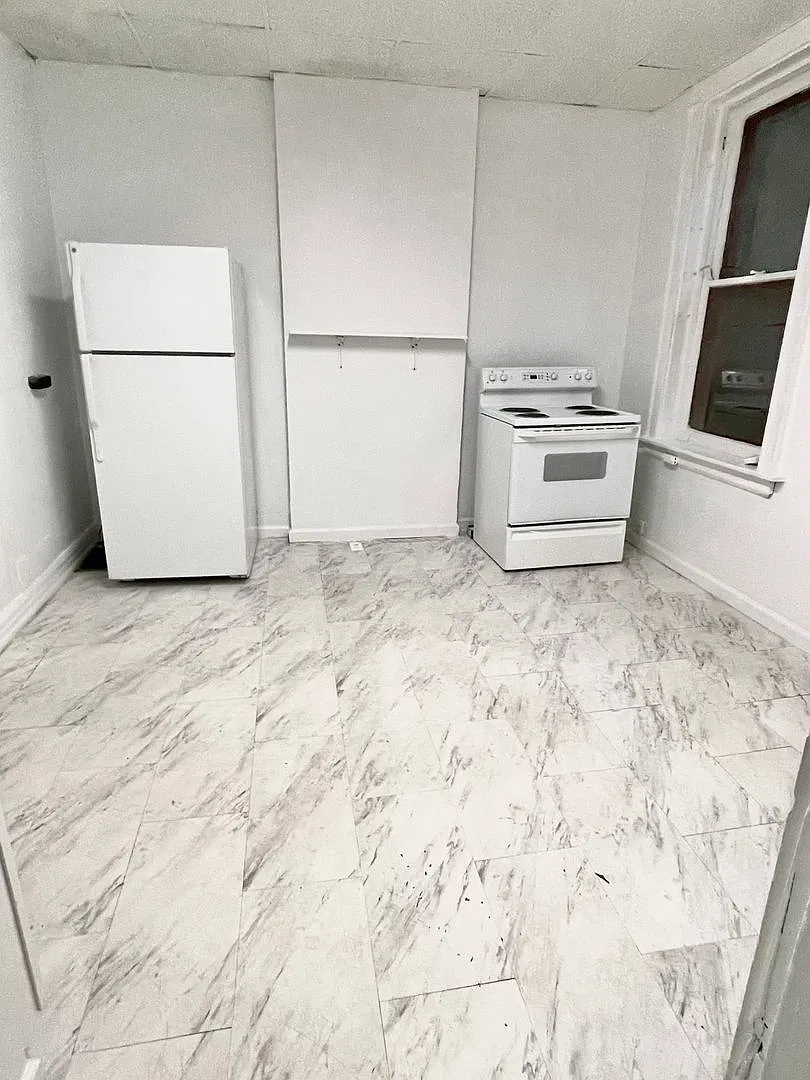 5 bed, 2.0 bath, 2500 sqft, $2,995 — Photo 4