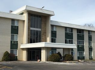 375 W Winchester Rd APT 102, Libertyville, IL 60048