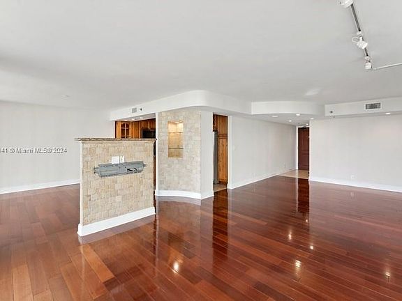 4th image of 2843 S Bayshore Dr APT 8E