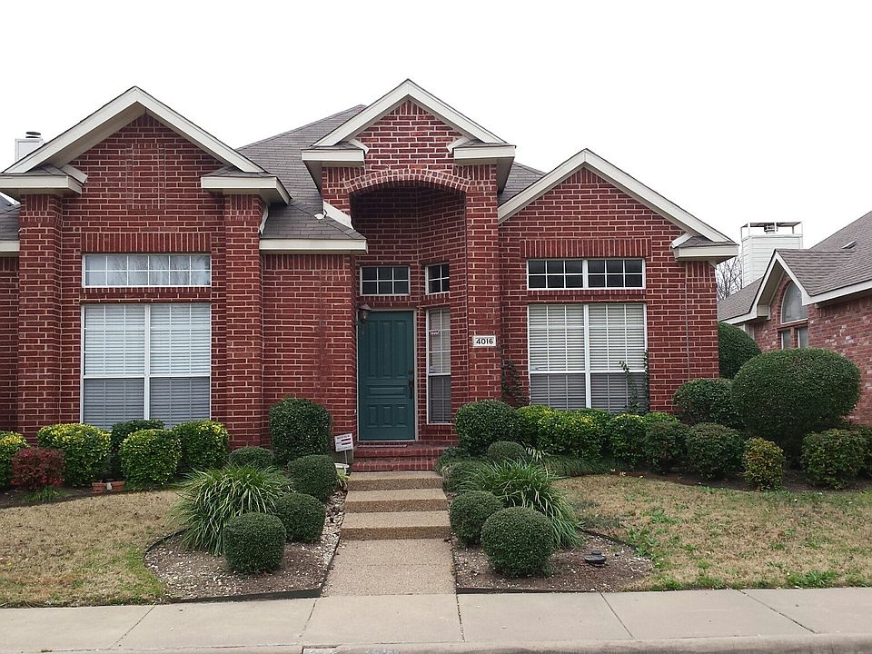 Great curbside appeal; Walking distance from the Library, Re