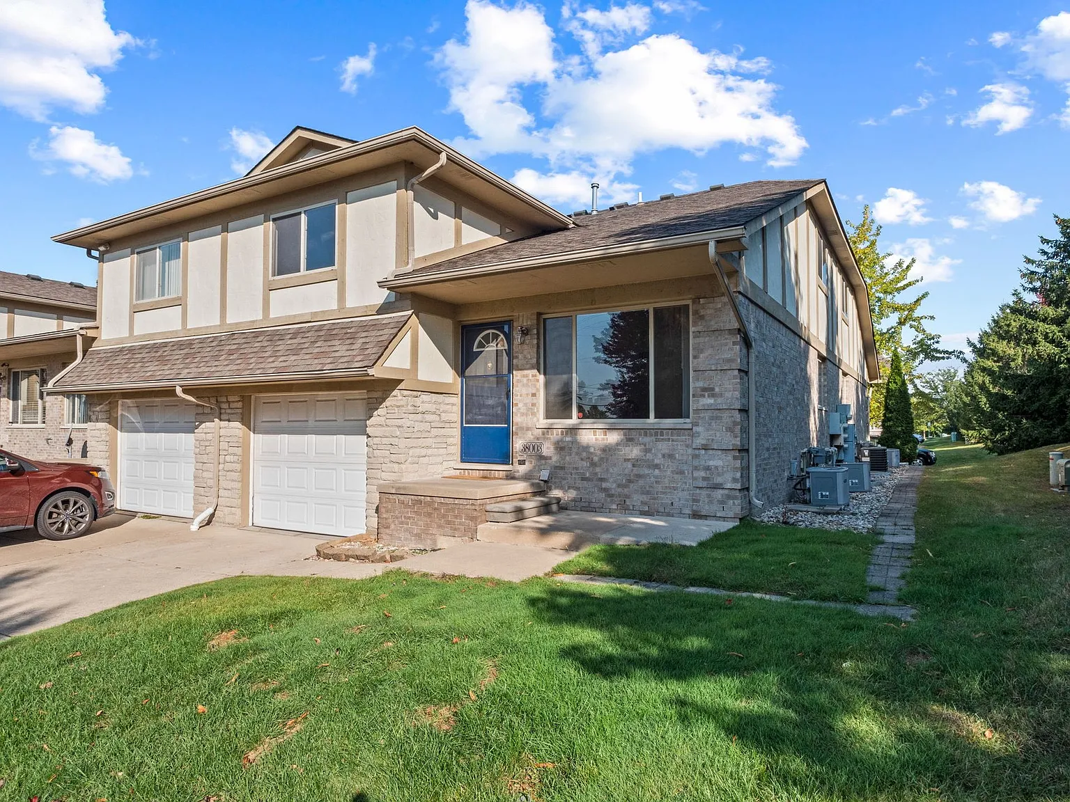 2 Bed / 2 Bath Sterling Heights Townhome - Awesome Home, even Better Location — Photo 2