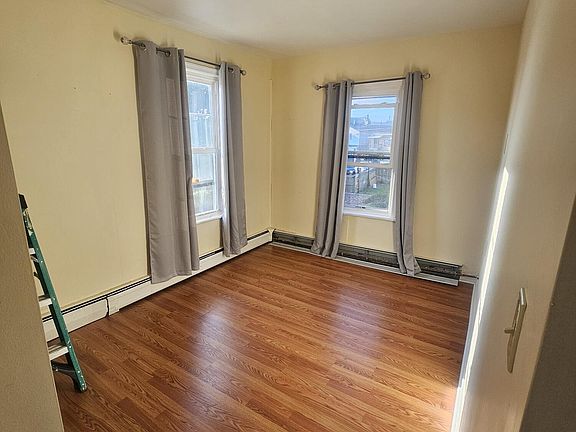 4th image of 13 E Clay Ave